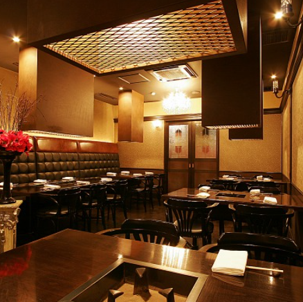 4名様テーブル×4と6名様テーブルを組み合わせ、最大22名様まで一体感のあるお食事をお楽しみいただける特別席をご用意しております。接待や企業様のご宴会、記念日など、上質な空間で極上の和牛を囲むひとときをお過ごしください。