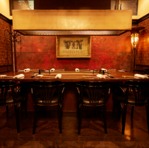 8名様までご利用いただける完全個室をご用意しております。上質な空間で、特選和牛を堪能しながら、接待や大切な会食にふさわしいひとときをお過ごしください。