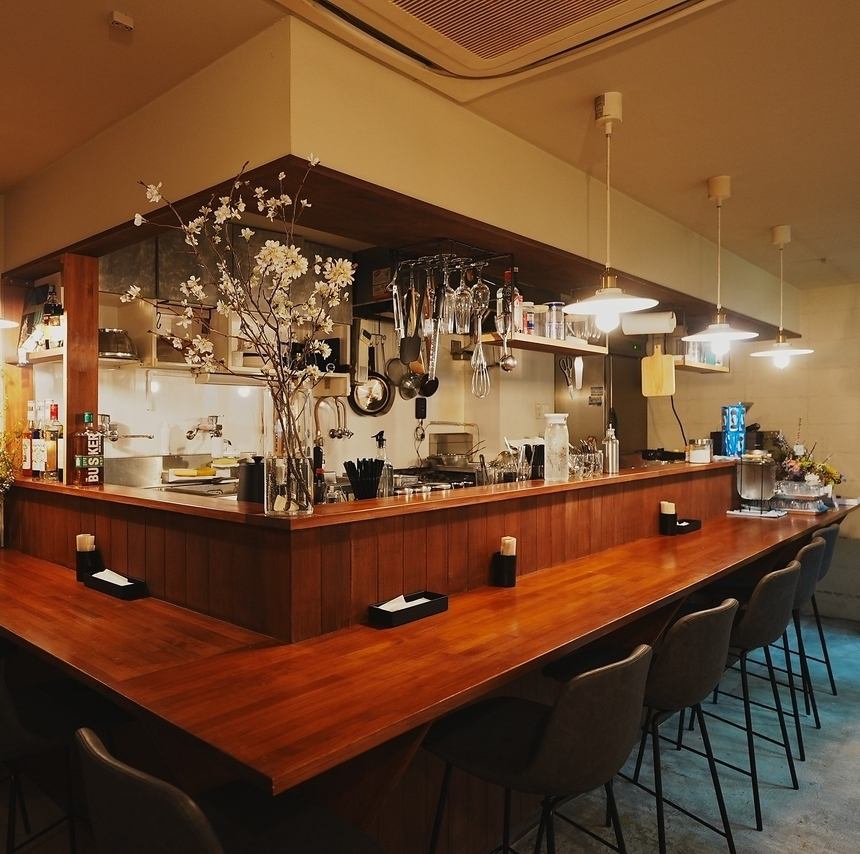 カウンター8席、テーブル４席の落ち着いた店内。