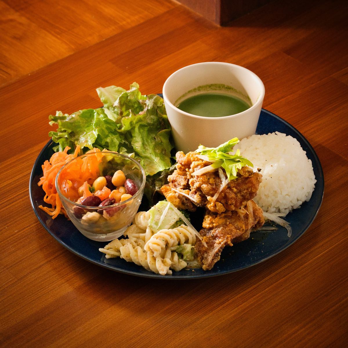 ランチはお野菜たっぷりの週替わりワンプレート。