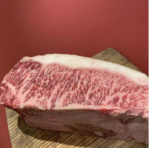 Enjoy the rare parts of aged Japanese black beef as a lump ...