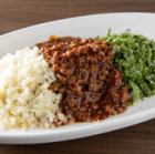 刻みパクチー、肉ミンチ、刻みニンニクとナスの三味和え
