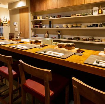 【心安らぐ和のひとときをご提供します◎】店内にはテーブル席・カウンター席を含む全11席のお席をご用意しております。肩肘張らずにごゆっくりとお過しいただける、カジュアルな空間でこだわりのお鮨を是非ご堪能ください◎ちょっとした各種お集まりから、普段のお食事利用まで幅広いシーンでご利用いただけます！