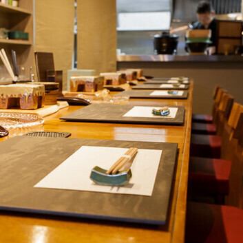 【お一人様でも気軽に楽しめる空間★】お1人様からお気軽にご利用いただけるカウンター席をご用意しております。お仕事帰りのちょっとしたひと息にはもちろん、デートや誕生日のお祝い、ビジネスの接待まで、多彩なシーンでご利用いただける柔軟な空間です◎ぜひお気軽に、ふらっとお立ち寄りください♪