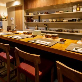 【ライブ感あふれるカウンター席で、調理風景を楽しみながらごゆっくりとお過しください◎】お1人様からお気軽にご利用いただけるカウンター席を「全7席」ご用意しております。目の前で職人が調理する姿を眺めながら、ごゆっくりとお食事・お酒をお楽しみいただけます。お仕事帰りのサク飲みにいかがでしょうか♪