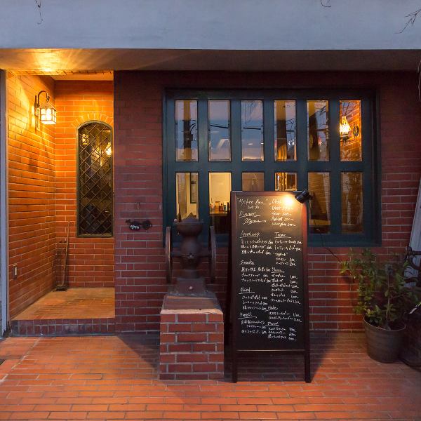 喫茶店をリノベーションした店内は、なつかしさと新しさが融合し、ちょうど良い居心地を感じることができます。また、店内は周囲を気にせず楽しめる雰囲気もございます。手作りソースと厳選素材で作る本格タコスやパスタ、はみだしチャーシューグリルなどの絶品料理を囲んで、女子会やグループ会などをお楽しみください。