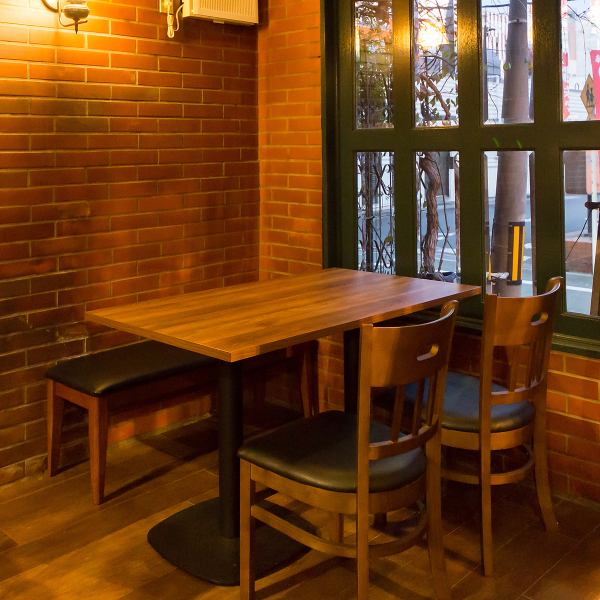 店内はもともと喫茶店である落ち着きを残しながら、バルの雰囲気を取り入れた心地よい空間です。また、当店は昼夜問わずに訪れやすい立地にございます、お店です。気軽に立ち寄れる空気感と、温かいサービスでお客様をお迎えいたします☆夜営業も行っておりますので仕事帰りの一杯にぜひお立ち寄りください♪