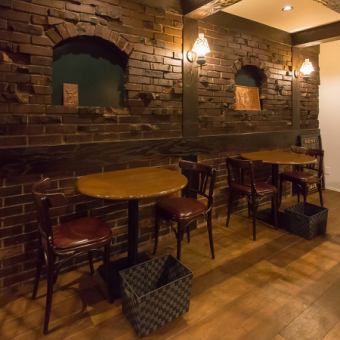 2名掛けテーブルを2席ご用意しております。ご友人とのお食事やデートに！