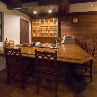 カウンターのお席を4席ご用意しております。お一人様でのお食事もお気軽にお立ちより下さい。