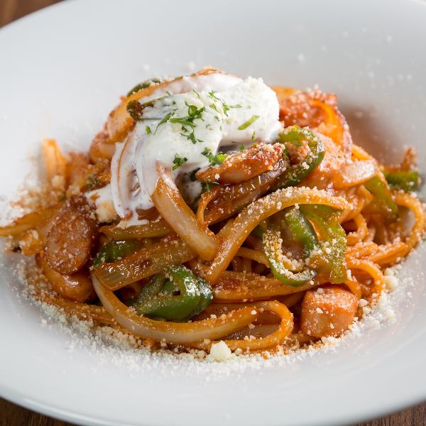 ケチャップとウスターで味付けされた、昔なつかしい”ザ・ナポリタン”1000円(税込)