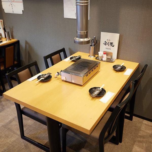 [Table seats] You can enjoy your meal in the atmosphere of an old-fashioned popular yakiniku restaurant.Since the meat is roasted in a gas roaster, the surface of the meat will be nicely fragrant, and you can enjoy it evenly.
