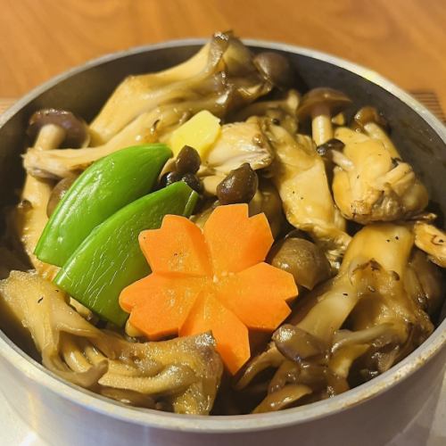 北海道産 3種のきのこのバター醤油釜飯