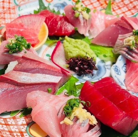 新鮮な鮮魚を詰め込んだ『刺身盛り合わせ 』