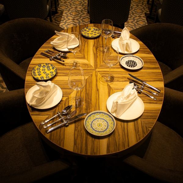 【各線東京駅・丸の内北口より徒歩3分】駅近でアクセス抜群の当店はランチや少人数から団体様まで、夜カフェ、打ち合わせや女子会、デートなどシーンを問わずご利用可能です。シックな居心地の良い店内で、美味しい料理とお酒をご堪能ください。