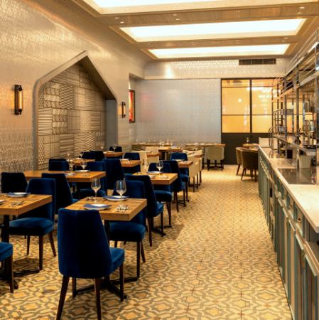 広々として暖かな雰囲気が漂うワンフロアの空間は、Tokyoの真ん中でゆったりとした非日常を彩ります。