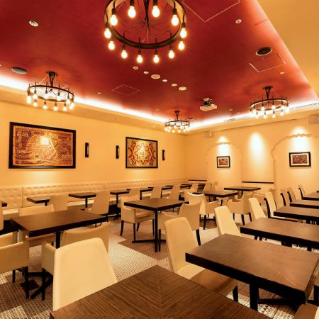 広々として暖かな雰囲気が漂うワンフロアの空間は、Tokyoの真ん中でゆったりとした非日常を彩ります。