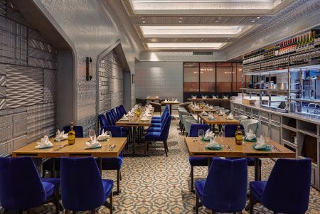 広々として暖かな雰囲気が漂うワンフロアの空間は、Tokyoの真ん中でゆったりとした非日常を彩ります。