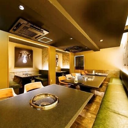 明るい照明が照らす広々とした店内。様々な人数に対応したお席をご用意しております。お祝い事や接待、各種宴会など様々なシーンでのご利用が可能◎伏見駅から徒歩2分と駅チカでアクセス抜群ですので、お気軽にお立ち寄りください♪