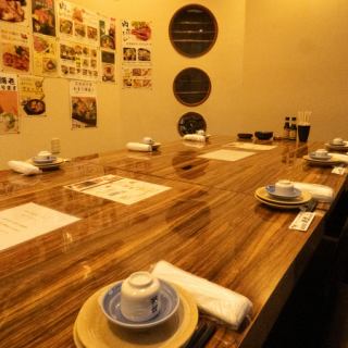 The sunken kotatsu seats, which can accommodate 2 to 4 people, are comfortable and relaxing, making them ideal for couples.The tables are spacious, so please enjoy our delicious fish dishes to your heart's content.