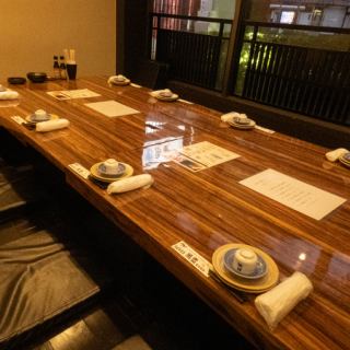 The sunken kotatsu seats can accommodate 12-20 people, allowing you to stretch your legs and relax. They can be used for various occasions such as alumni gatherings and company parties, so please feel free to contact us regarding the number of people and your budget.