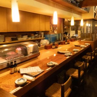 We have counter seats where you can enjoy your meal while watching the cooking. It's a comfortable and relaxing place where you can dine alone or with friends, so it's perfect for couples too.