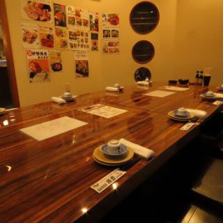 The sunken kotatsu seats allow you to stretch out and relax, and the tables are spacious, so you can dine with your family, even with children, without worry. Please feel free to contact us if you have any questions about the number of people.