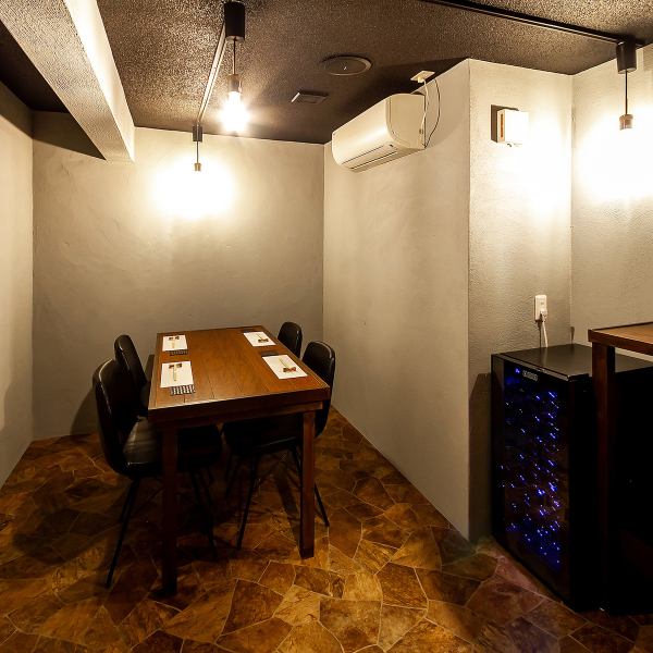 お洒落で落ち着いた雰囲気の個室は、デートや記念日のディナーに最適です！周りから隔てられたプライベートな空間で、お二人だけの特別な時間を演出します。上質なお料理とともに優雅なひとときを！