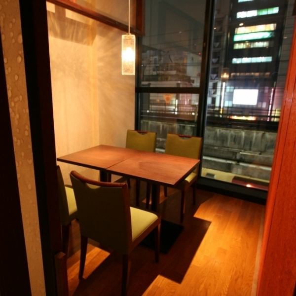 【デート・女子会にも】店内は和モダンでくつろげる空間。落ち着いた雰囲気の個室でゆったりとお過ごし頂けます。デートや記念日、接待などプライベートな飲み会にご利用ください。疲れた足を伸ばしながらお食事をお愉しみいただけます。