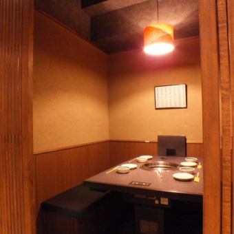 This private room with 3 rooms on the 2nd floor is a complete private room with walls and doors that can be used by 4 to 6 people.It can be used not only for banquets where small groups can easily gather, but also for entertaining and other hospitality.Please spend a relaxing time in a calm atmosphere where the brightness of the lighting is suppressed.
