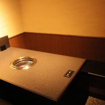 【Half single room (table): 2 ~ 6 people】 Relaxing space surrounded by walls & partitions on three sides.