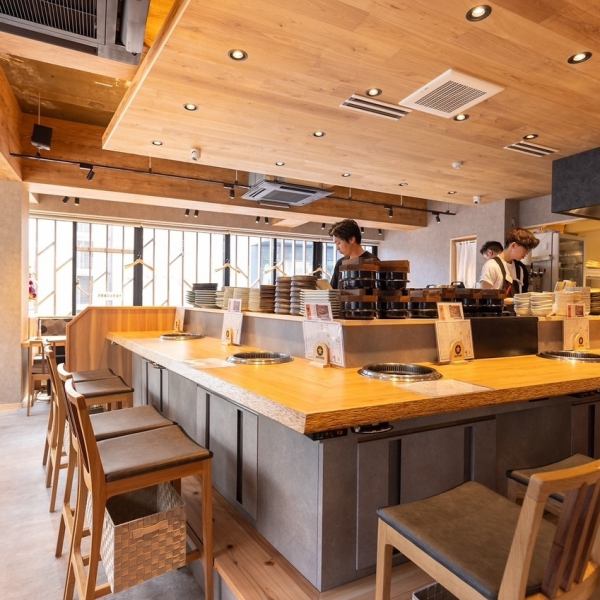 【大人気のお席】目の前で大将とお肉トークが楽しめるお席です。オススメの部位や、食べ方、焼き方などお気軽にお聞きください!少人数様でもご利用いただきやすいカウンター席になっております◎普段のお食事はもちろん誕生日や記念日などの特別な日のお食事にもおすすめ!人数やプランなどお気軽にご相談ください。