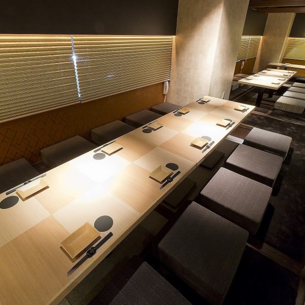 【個室完備】 ご宴会は『楽蔵　日暮里店』にお任せください！大人数様向けの大型個室では、ゆったりとした楽しいひと時をお過ごしいただけます。中小規模のお食事にピッタリの個室もご用意しているので、ご家族でのご利用や仲間内の飲み会にも。