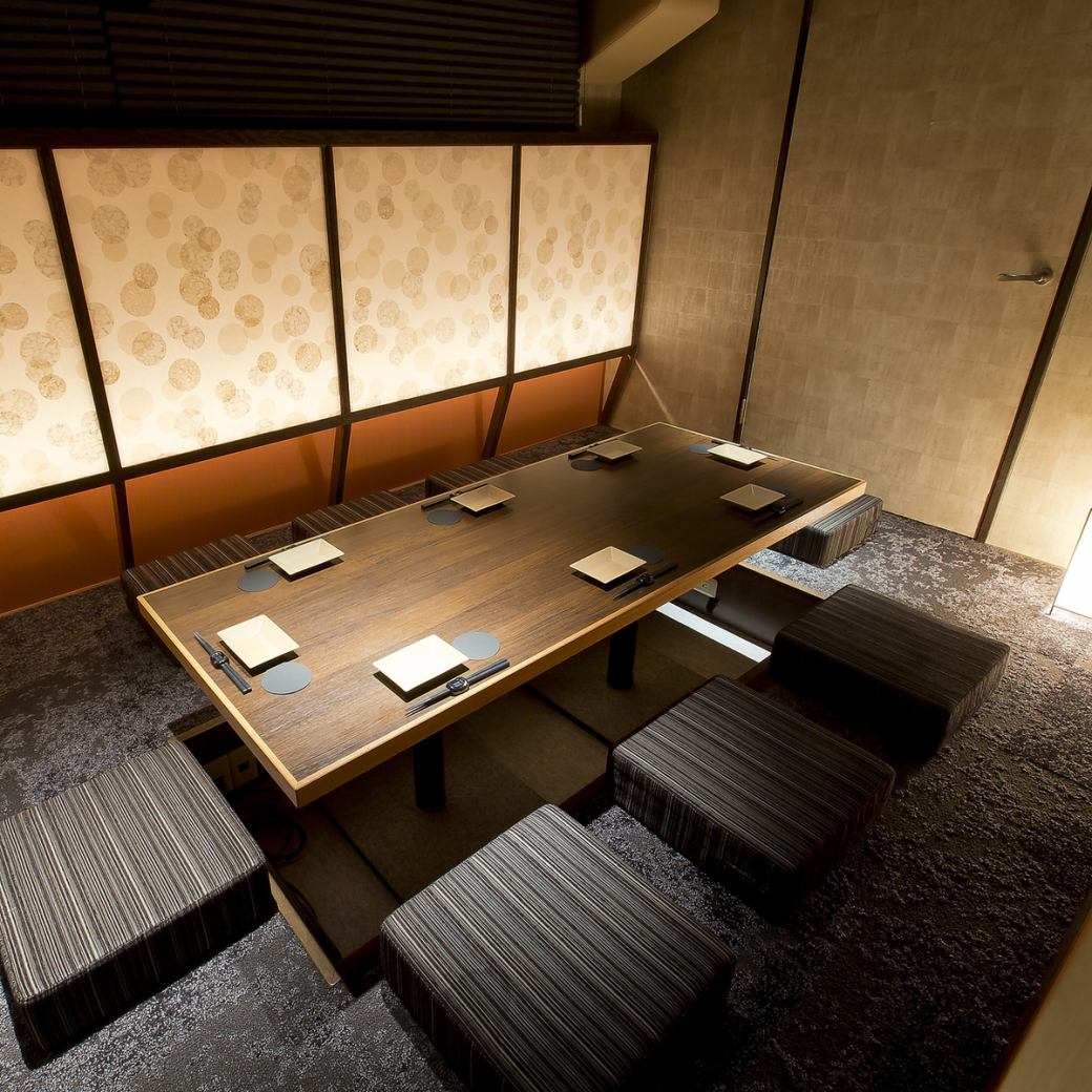 やわらかな照明が灯るシックな個室。上品な雰囲気が好評です。