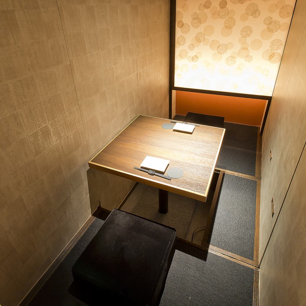 大人がゆったり くつろげる落ち着いた2人個室。大切なひと時に…