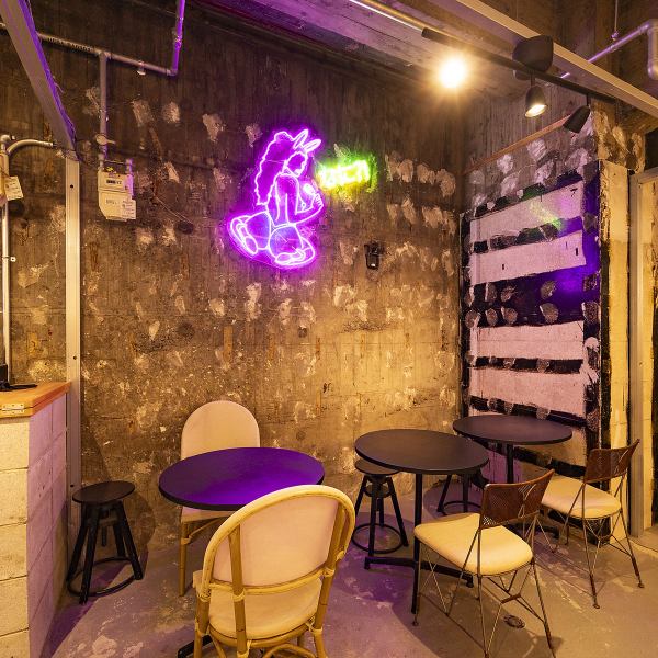 ネオンでおしゃれな店内！少人数様から大人数様まで大歓迎です♪ソファー席からテーブル席までご用意してます！本町での飲み会や女子会,宴会には当店で◎