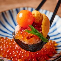 Bite-sized thick roll of sea urchin and salmon roe