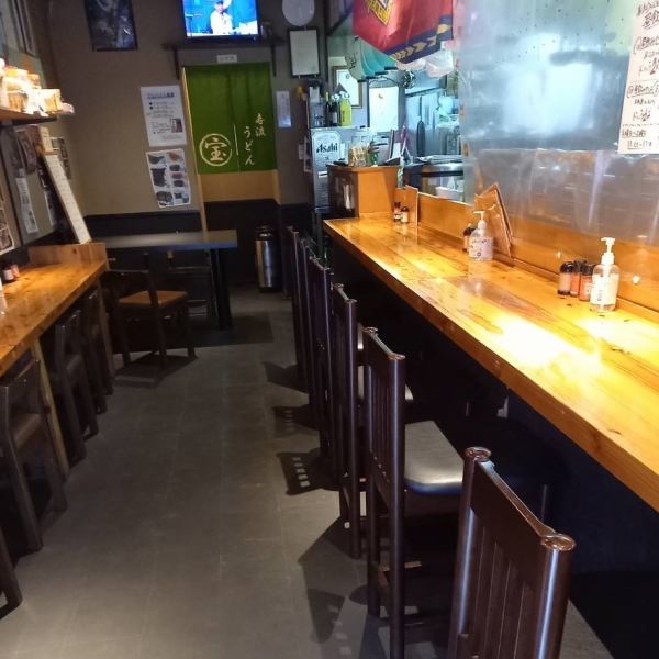 【カウンター席】当店のカウンター席は、お一人様でも気軽にご来店いただける快適な空間です。女性お一人でもご来店も歓迎！アットホームな雰囲気の中で、みんなでシェアしながら美味しい料理を味わい、楽しいひとときを過ごせます。お一人様から大人数まで、どんなシーンでもお待ちしております。お気軽にご来店ください。