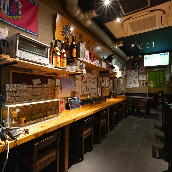 【カウンター席】当店のカウンター席は、お一人様でも気軽にご来店いただける快適な空間です。女性お一人でもご来店も歓迎！アットホームな雰囲気の中で、みんなでシェアしながら美味しい料理を味わい、楽しいひとときを過ごせます。お一人様から大人数まで、どんなシーンでもお待ちしております。お気軽にご来店ください。