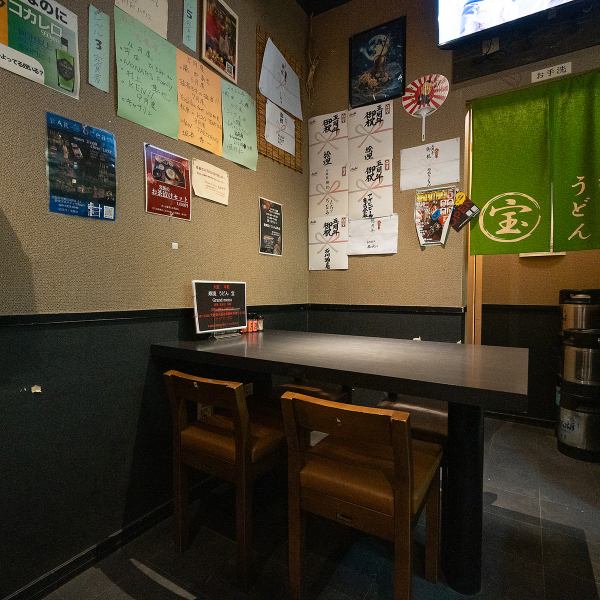 【テーブル席】気軽にワイワイ楽しめる居酒屋の雰囲気を大切にしております！友人や家族との集まりにぴったりで、料理をシェアしながら賑やかな会話が弾む空間です。豊富なメニューから好きな料理を選び、みんなでわいわい盛り上がりながら過ごす時間は、格別！乾杯しながら楽しいひとときをお過ごしいただけます。