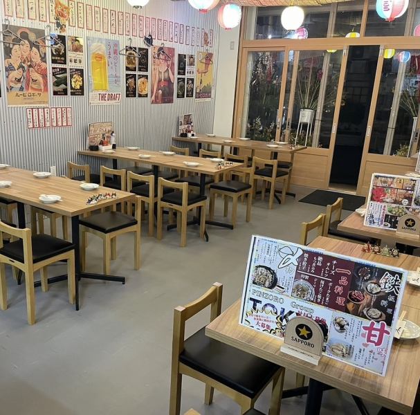 店内広々テーブル席でゆっくりお酒とお料理を楽しむことができます♪