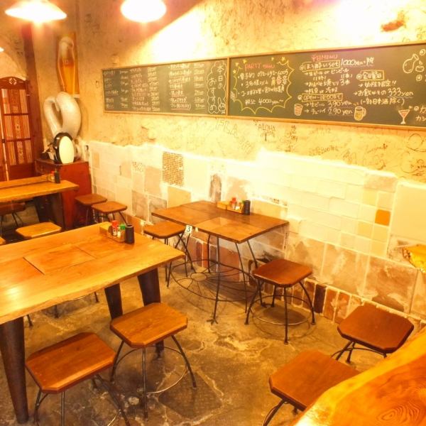 A table seat full of warmth of trees.Drink a little while watching today 's recommendation written on the blackboard ♪ Let' s have fun together with your friends and colleagues ♪