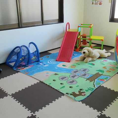 お子様連れのお客様にも安心！キッズルームもご用意しております！店内はご家族でごゆっくりと焼肉を楽しんでいただくために、こだわりぬいた空間を提供しております。お子様にも飽きずにお過ごし頂けるよう、キッズルームを完備しておりますので小さなお子様も大歓迎です♪ご家族で是非お越しください！お待ちしております