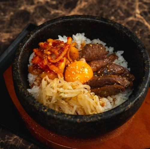 石頭煮熟的石鍋拌飯