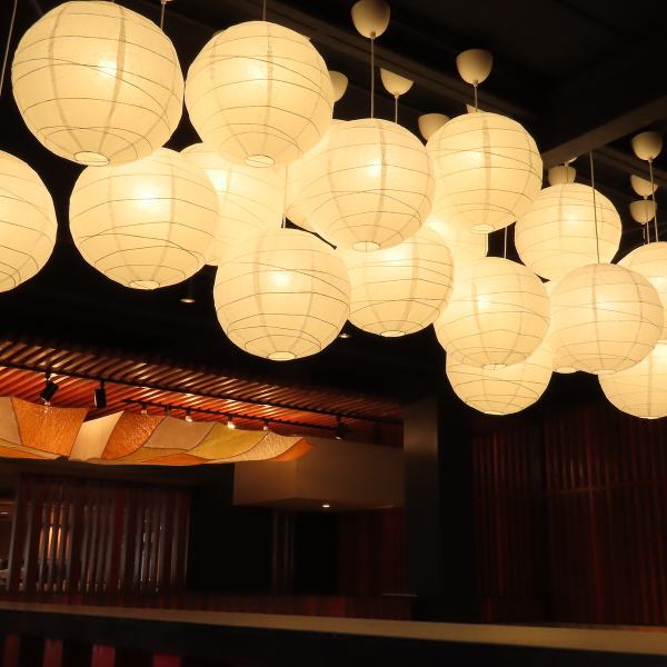 店内は区画ごとに変化する、様々な装いでリニューアル致しました。上品で華やかな和をイメージした店内は、和食を楽しむのに最適な心落ち着く空間で、ごゆっくりお寛ぎ頂けます。