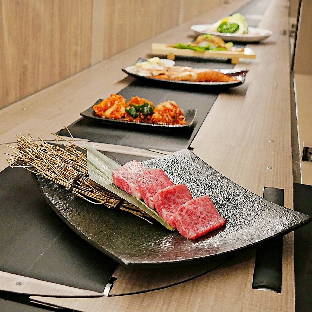 Food is served in a dedicated lane! Please enjoy Gatten Kalbi at your leisure!