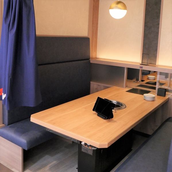 The spacious interior has box seats.A relaxing [semi-private] space with curtains hanging down.Single guests are also welcome! You can enjoy yakiniku to your heart's content without worrying about those around you.