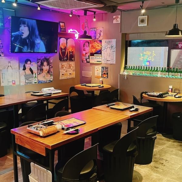 【韓国料理 ホンデポチャ 新大久保本店】可愛いドラムのイスでインスタ映えも！最新のKーPOPを見ながら楽しい時間を過ごして下さい！韓国に来たような気分になれる店内で、デートや友人との食事にもみんなでワイワイ楽しみながら♪オシャレな店内で美味しい料理を食べて素敵な時間をお過ごし頂けます！