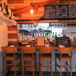 How about a counter where even one person can sit casually? Enjoy eating and drinking while chatting with the owner in a casual bar style.