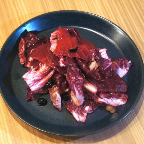 Red salad with tuna, berries and parmesan