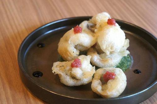 10/28(화)

요 전날 일이 끝난 자정 2시
아무도없는 마츠야에서 밥을 먹으면서 루키스를 읽고 있다면
감동하고 혼자서 울었습니다.
한밤중에 마츠야에서 울면서 쇠고기 덮밥을 먹는 아저씨

안녕하세요.쇼와가 낳은 슬픈 몬스터
친숙한 주방 키이로 아베입니다.

차갑고 추운 추운 계절에 다가오고 있습니다. 오늘 요즘
여러분 컨디션 붕괴되고 있지 않습니까?

아니, 1 년이 빠르다고 말하면서
WOW WAR TONIGHT를 엎드려
오늘도 키로에 스트레스를 넣으러 오세요.

자, 그런 오늘의 추천은
『양배의 컴포트와 캐러멜 크림의 나폴레옹 파이🍐』
🆕

화이트 와인과 홀 향신료로 컴포트 한 서양 배
캐러멜과 커스터드 무슬린에서 모래
위에 무화과 호두 아이스를 얹어 🍨
아트 그레이의 줄레와 함께 농후하지만
아무쪼록 제발 🤤

자, 식욕을 풀어 봅시다.

크릴린이 고한에게 말하는 것처럼

조금 매니아가 너무 많습니다.

그런 이렇게 조금씩 메뉴도 바뀌고 있기 때문에
꼭 들러주세요 🕵️‍♀️

그럼 오늘도 잘 부탁드립니다 😊❗️

#kiiro #kitchenkiiro #키이로 #키친 키이로 #키이로 카와구치 #카와구치 #카와구치 음식 #카와구치 점심 #저녁 #와인 #나튀르 와인 #나튀르 와인을 마실 수 있는 가게 #국산 와인 #프랑스 와인 #이탈리아 와인 #나파 와인 #비스트로 #바루 #이자카야 #크래프트 필 #아카바네 #카와구치 모토고 #하토가야 #스탭 모집 #아르바이트 모집